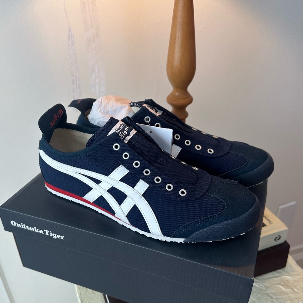 NEW Onitsuka Tiger Slip on - laceless NEW IN BOX